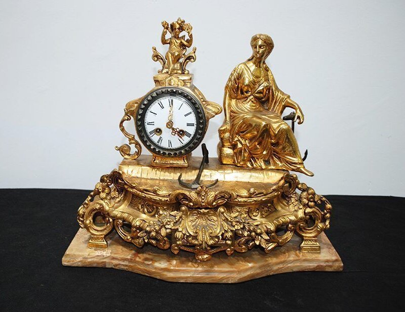 Reloj de bronce y mármol