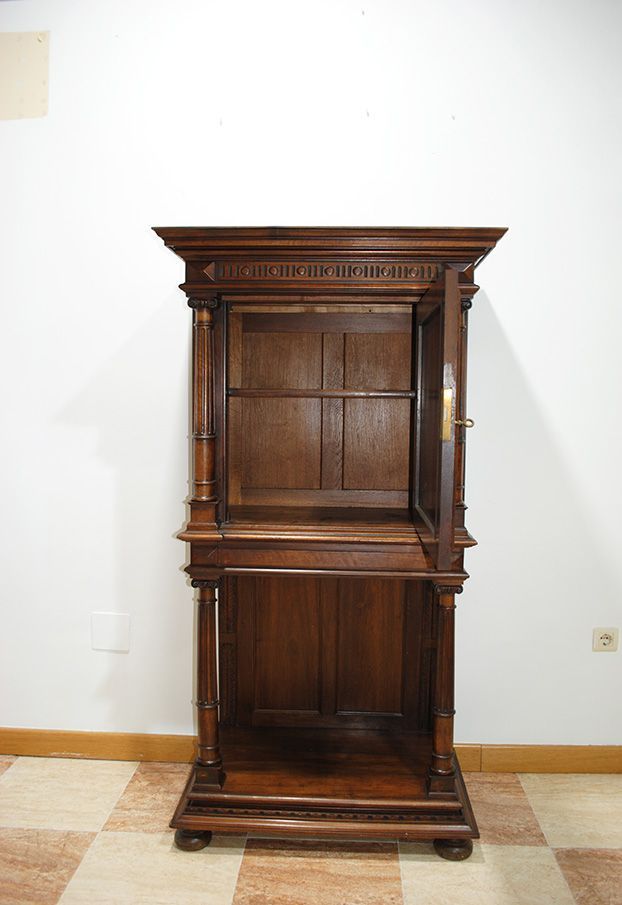 Mueble tallado de nogal - Antiguedades El Apaño