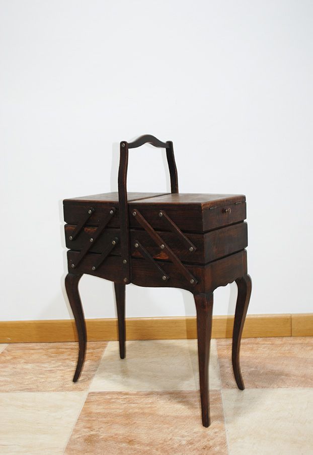 Antiguo costurero de madera. 1930 - 1940