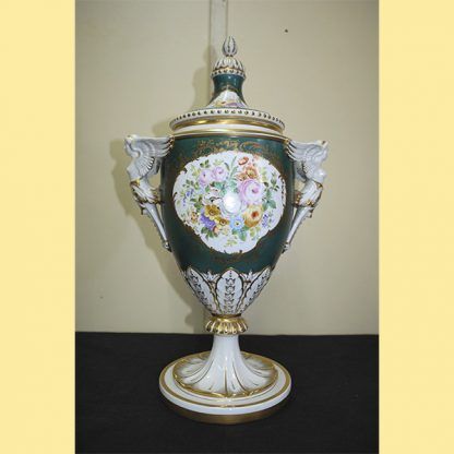 Jarrón con flores de porcelana