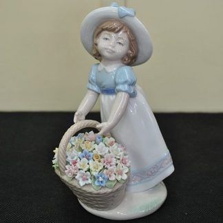 Figura niña con cestito