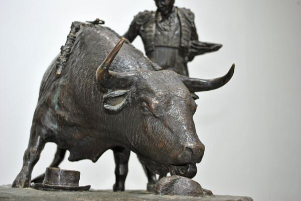 Escultura toro de bronce - Imagen 8