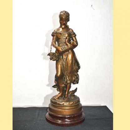 Figura calamina joven con niño