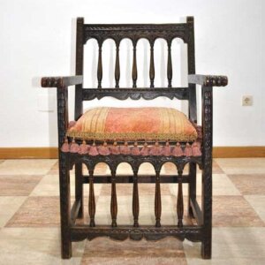 Sillón frailero tallado