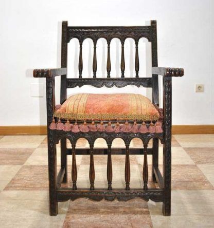 Sillón frailero tallado