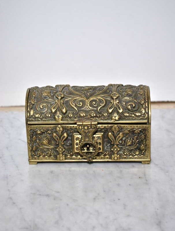 Joyero cofre de bronce