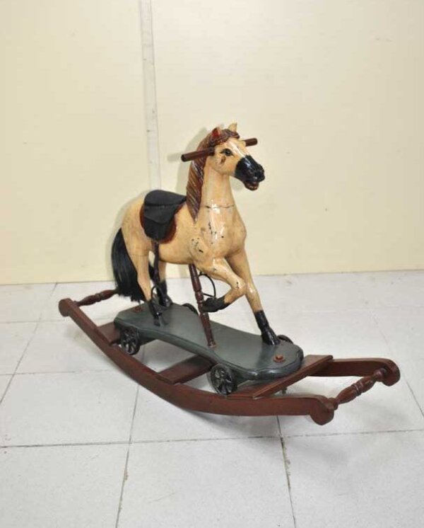 Caballo balancín de madera