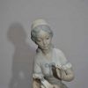 Figura dama con perro - Imagen 2