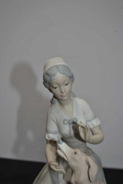Figura dama con perro - Imagen 2