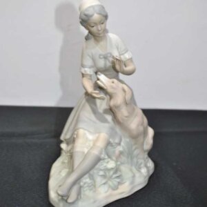 Figura dama con perro