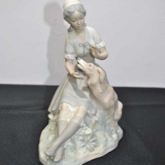 Figura dama con perro