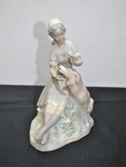 Figura dama con perro