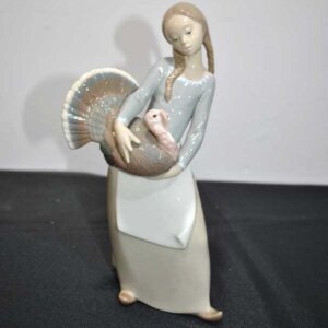 Figura dama y pavo real