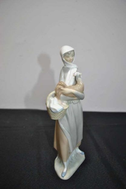 Figura dama con gallina - Imagen 2