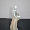 Figura dama con gallina - Imagen 3