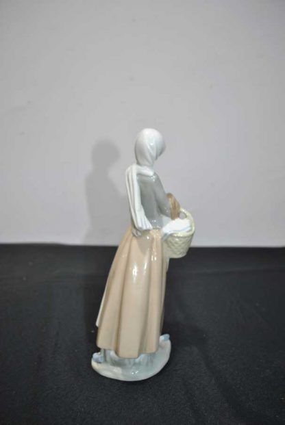 Figura dama con gallina - Imagen 3