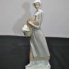 Figura dama con gallina