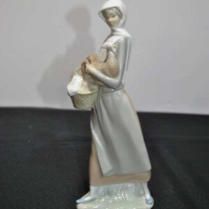 Figura dama con gallina