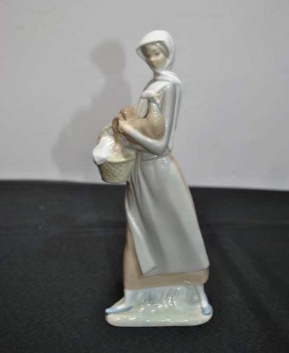 Figura dama con gallina