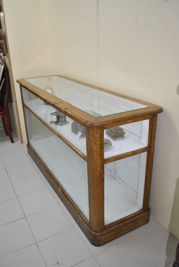 Mueble expositor antiguo, de madera y totalmente acristalado