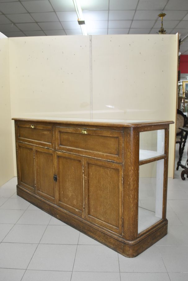 Mueble expositor antiguo, de madera y totalmente acristalado