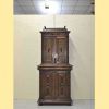 Mueble antiguo con altillo