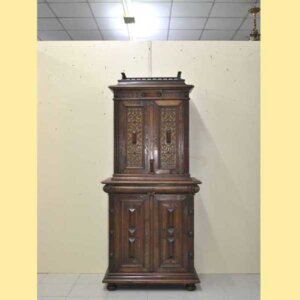 Mueble antiguo con altillo