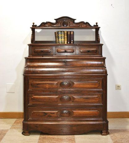 Cómoda tallada, escritorio