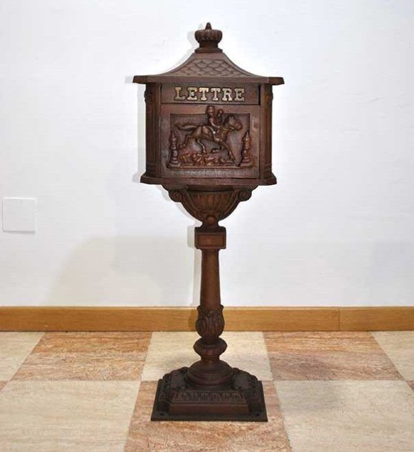 Buzón postal de hierro