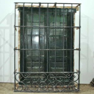 Reja con ventana antigua