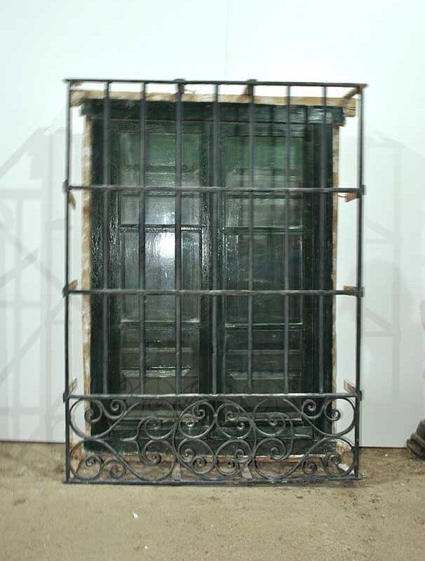 Reja con ventana antigua