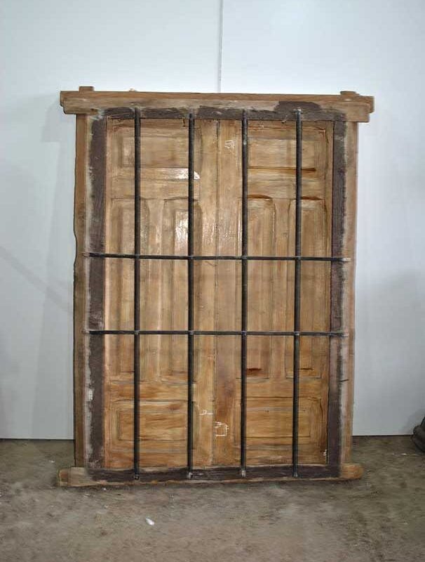 Reja con ventana madera
