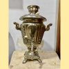 Tetera o samovar dorado