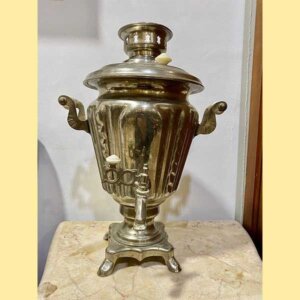 Tetera o samovar dorado