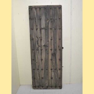 Puerta de madera clavos