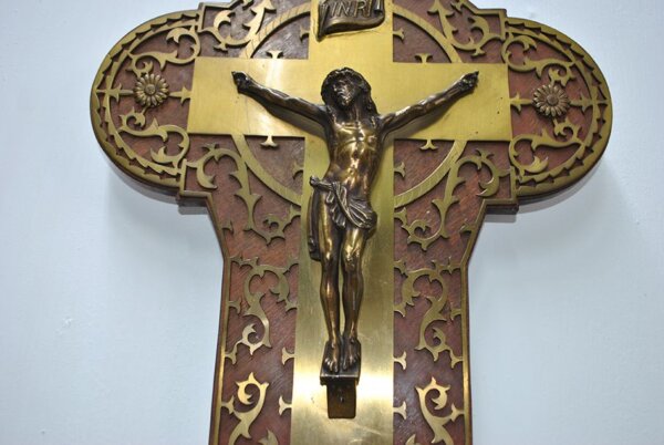 Crucifijo de latón dorado - Imagen 6
