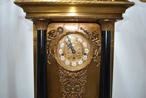Reloj y candelabros bronce - Imagen 8