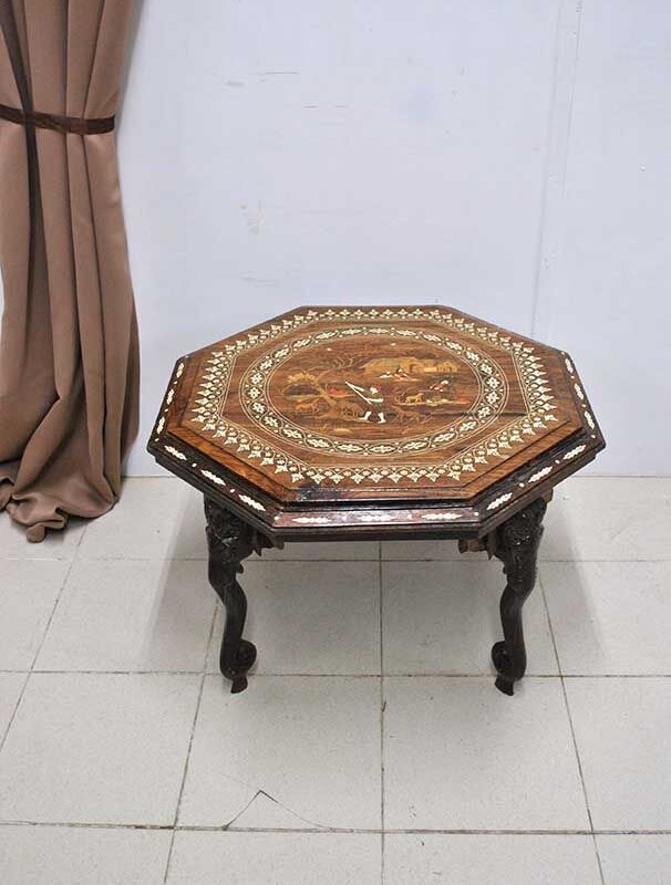 Mesa tallada madera y hueso