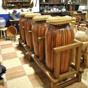 Tinajas antiguas con soporte