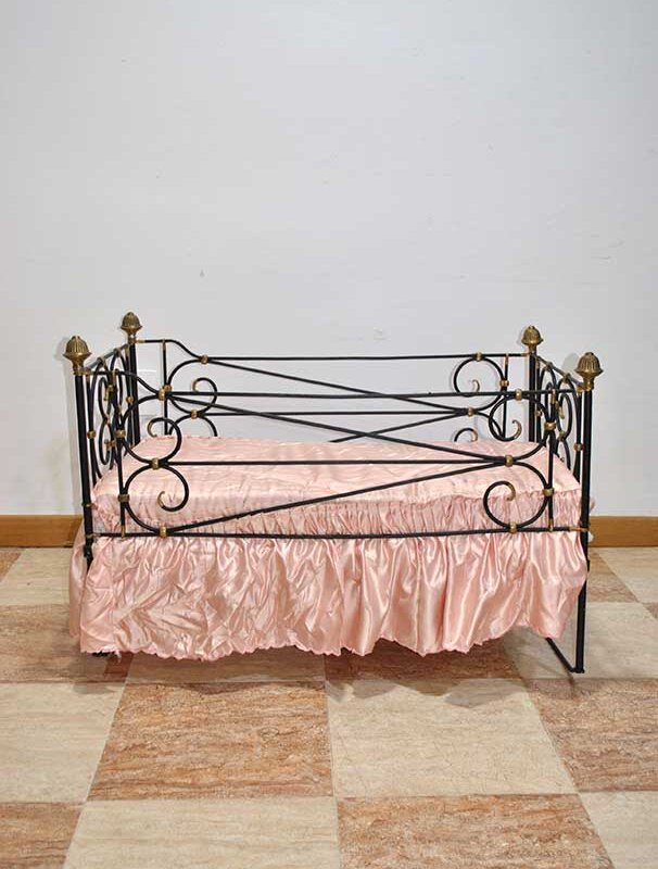 Cuna antigua hierro y bronce