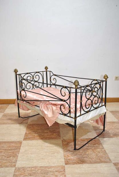 Cuna antigua hierro y bronce - Imagen 2