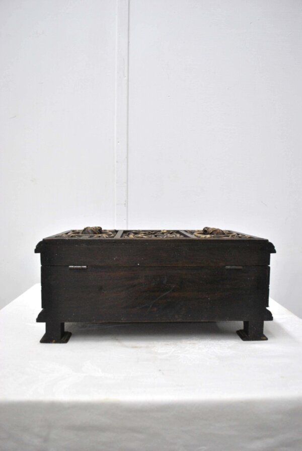 Caja o arca tallada - Imagen 10