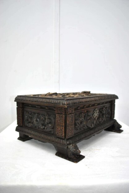 Caja o arca tallada - Imagen 7