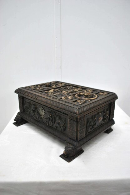 Caja o arca tallada - Imagen 8