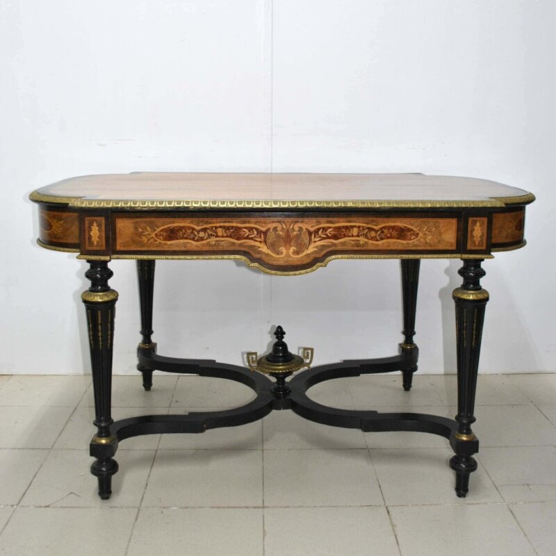 Mesa con marquetería