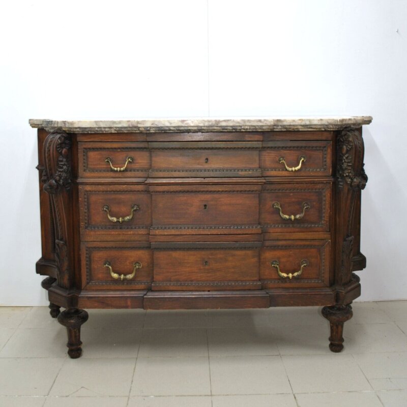 Cómoda o aparador tallado