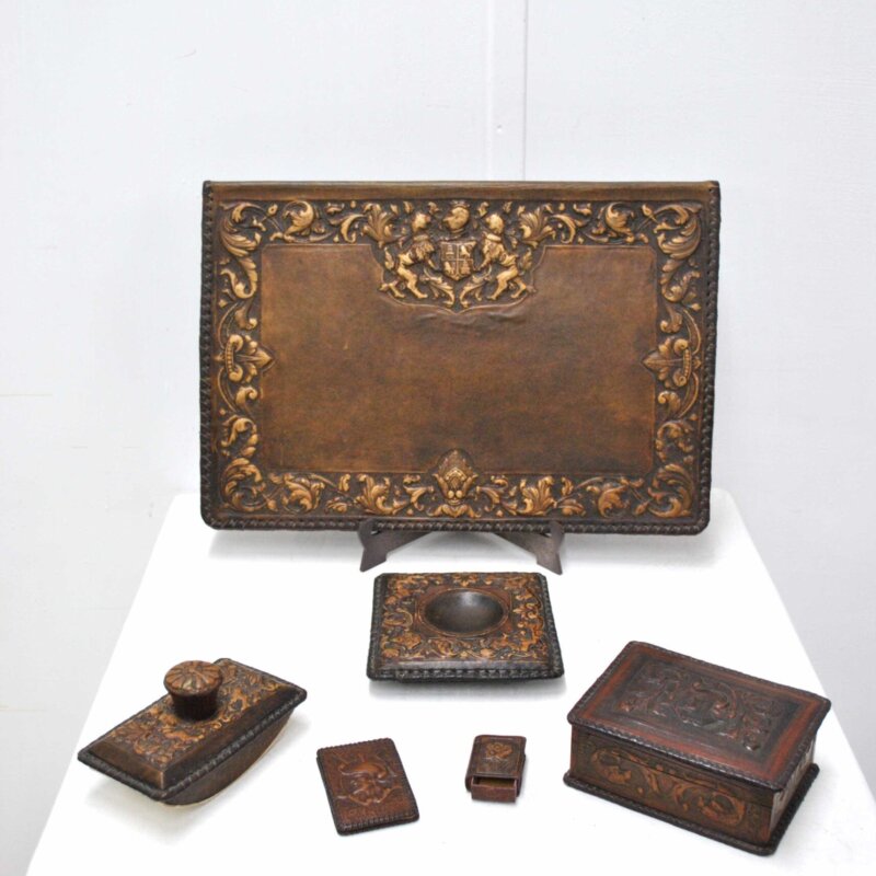 Escribania cuero repujado