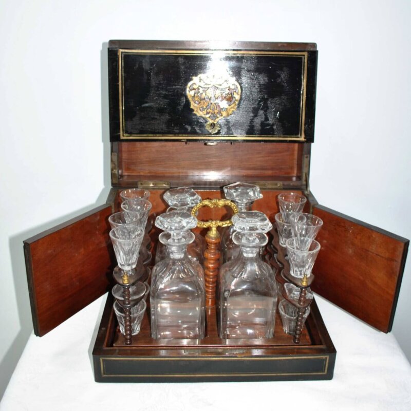 Caja licorera ebonizada
