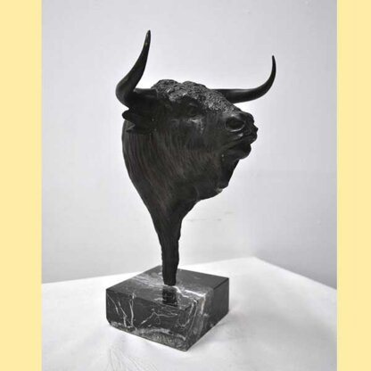 Escultura cabeza toro
