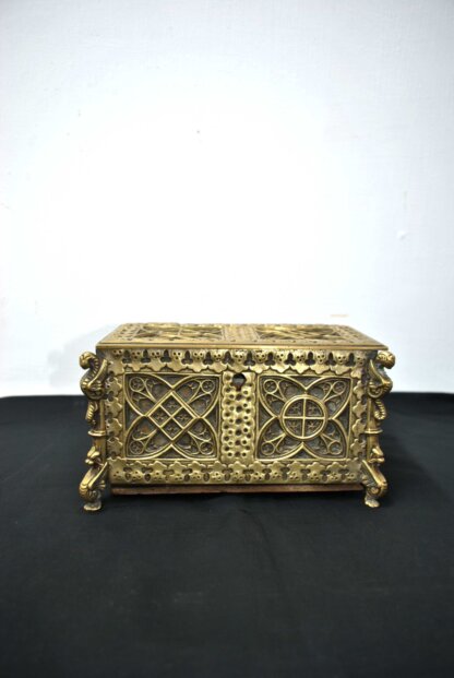 Caja o cofre de bronce